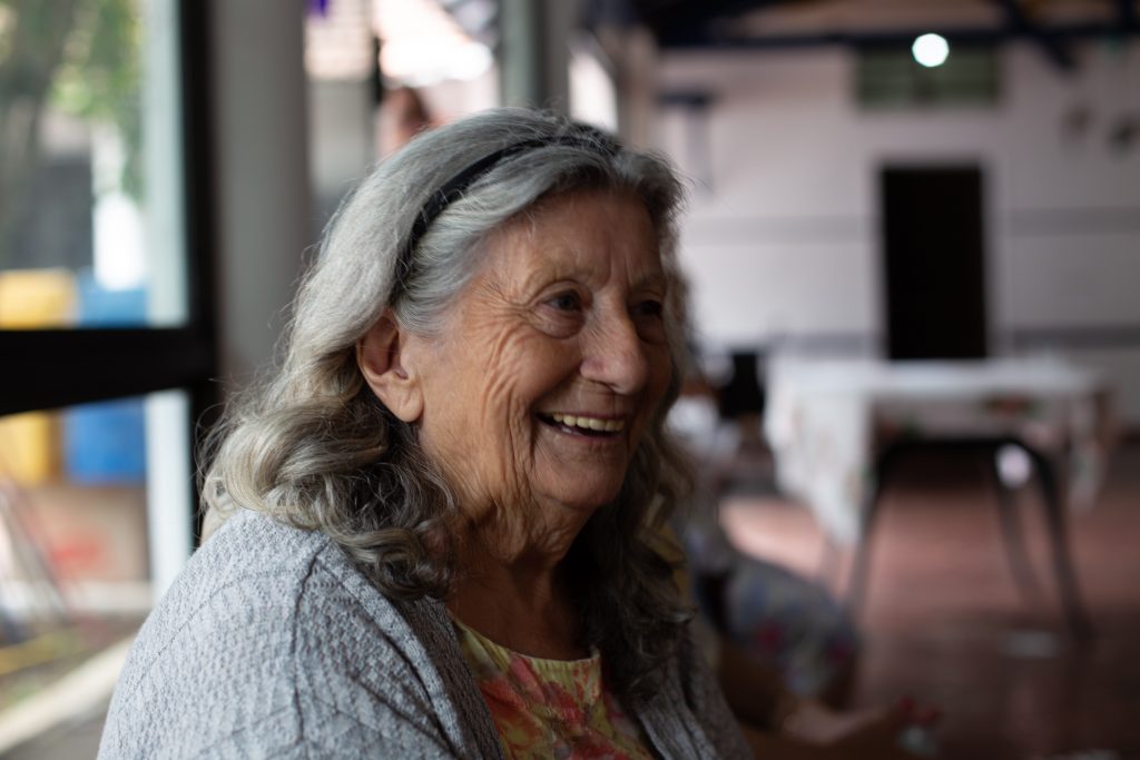 Foto de una mujer mayor sonriendo.