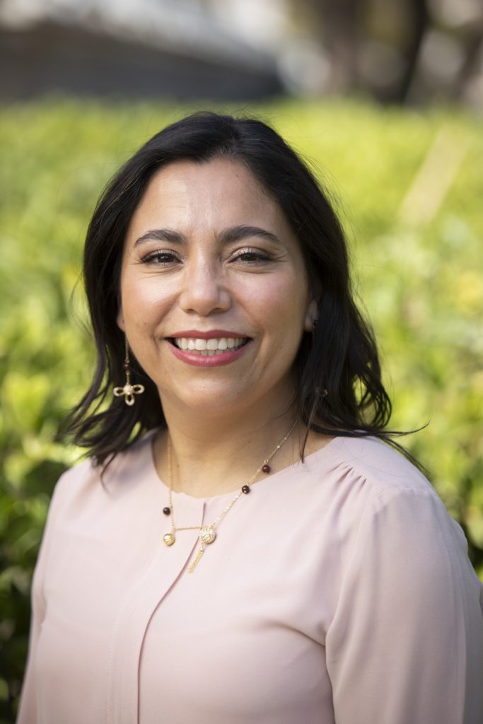 Foto de Alejandra Araya sonriendo.