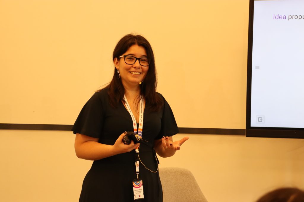 Foto de Francisca Ortiz exponiendo.