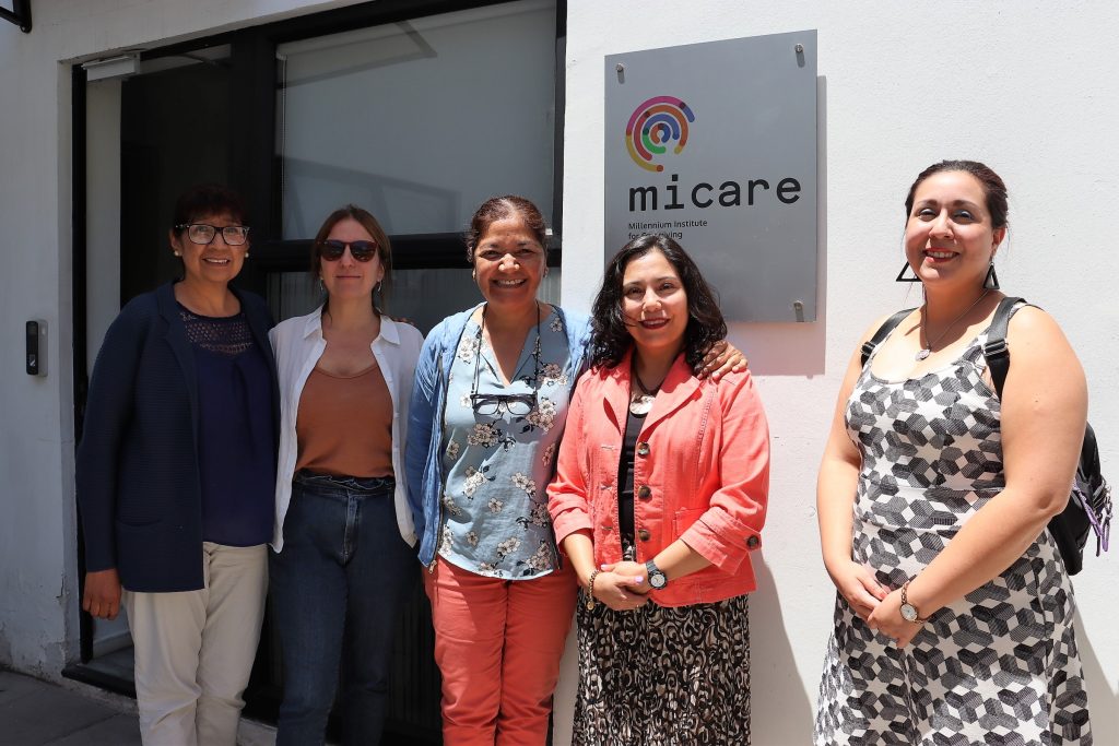 Maribel Cruz y Carmen Pérez con María Mansilla, Alejandra Araya y Javiera Gutiérrez.