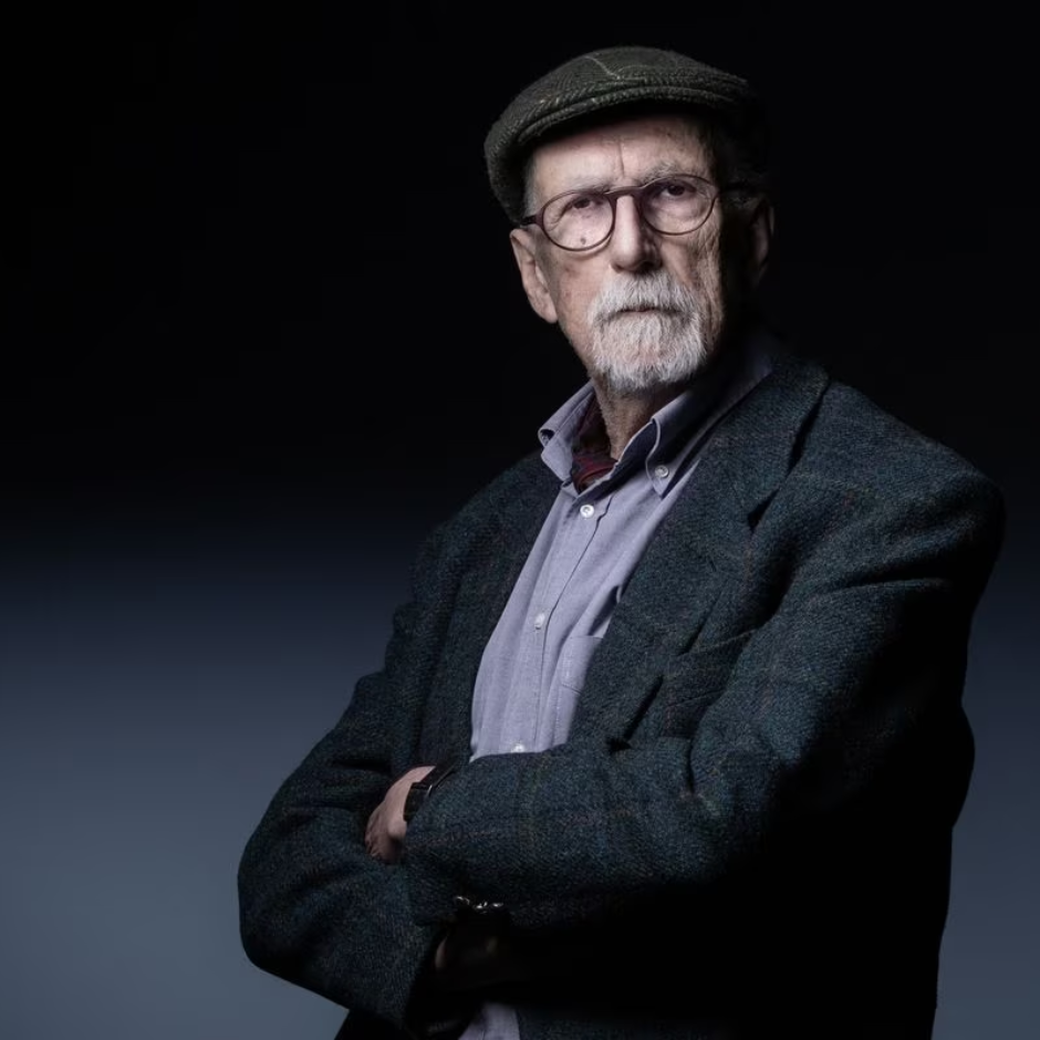 El filósofo Bruno Latour posando con los brazos cruzados