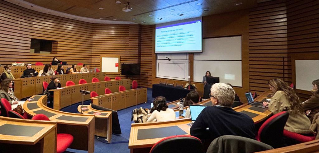 persona dictando un seminario a estudiantes