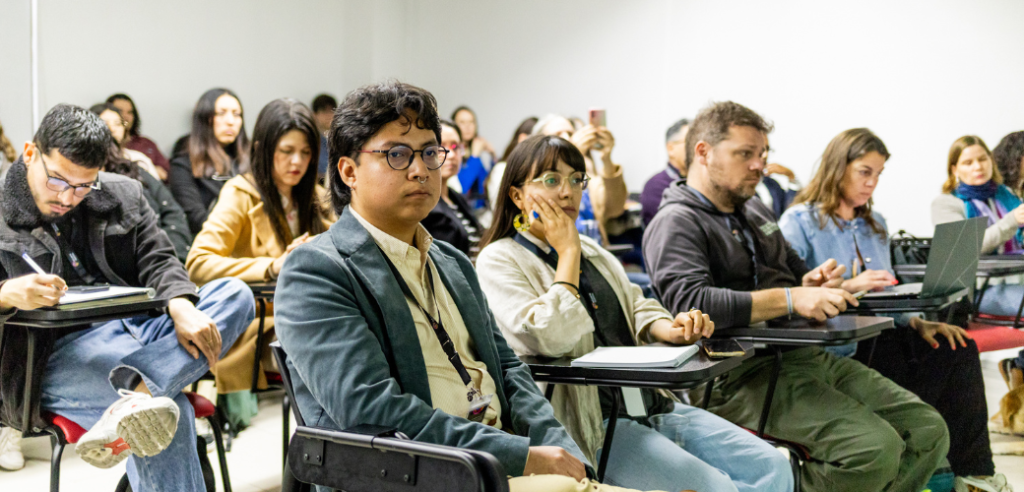 Asistentes del Congreso MICARE 2024 en una de las sesiones de presentaciones del evento.