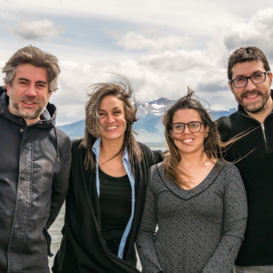 Foto de las investigadoras MICARE Paulina Arango y Marcela Tenorio con integrantes del directorio de la Sociedad Científica de Psicología de Chile en Puerto Natales.